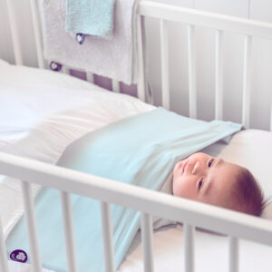 Set NUNKI 60 cm ledikant  laken en BUNDI  slaapzak 8-12 maanden